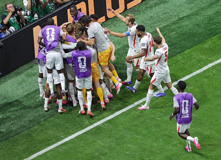 Anthony Gordon de Inglaterra y sus compañeros de equipo celebran tras anotar el gol de la apertura (1-0) durante el partido de semifinales de la Copa Mundial de la FIFA 2026 entre Inglaterra y Argentina, en Atlanta, EE. UU..