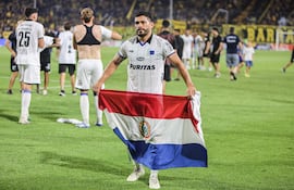 MONTEVIDEO (URUGUAY) 16/12/2023.- Miguel Samudio festeja al ganar con Liverpool FC el campeonato uruguayo tras vencer a Peñarol hoy, en el Estadio Campeón del Siglo en Montevideo (Uruguay). EFE/ Gastón Britos