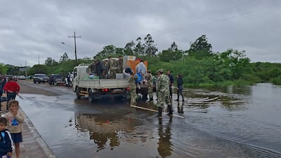 Familias afectadas por la crecida del río Paraná fueron evacuadas en Ayolas.