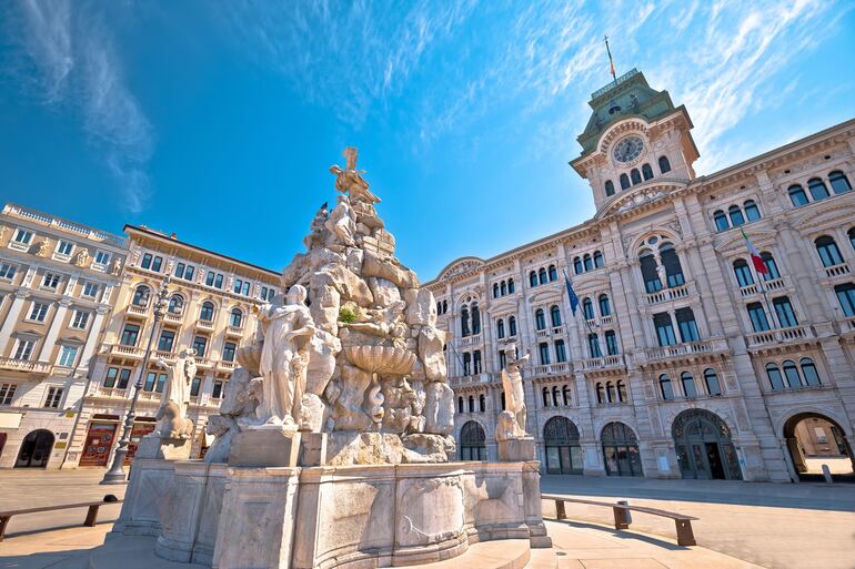 Ayuntamiento de Trieste, Piazza Unita d Italia, región de Friuli Venezia Giulia en Italia.