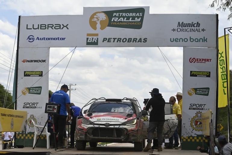 El Toyota GR Yaris Rally2 de Alejandro Galanti y Marcelo Toyotoshi en la rampa de Mariscal Estigarribia después de finalizar la Etapa 1 del Rally del Chaco 2026.