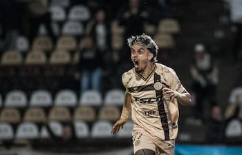 El delantero paraguayo, Ronaldo Iván Martínez Rolón (29 años), en el interés de Pumas de la UNAM.