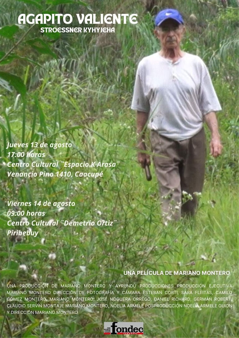 Agapito Valiente, en camiseta clara y pantalones oscuros, camina por un jardín con vegetación, sosteniendo un bastón.
