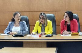 Eñ Tribunal de Sentencia Especializado en Delitos Económicos presidido por Ana Rodríguez (c.) e integrado por Yolanda Morel (i.) y Karina Cáceres, declaró abandonada la defensa de uno de los tres acusados por supuesto pedido de coima en Alberdi.