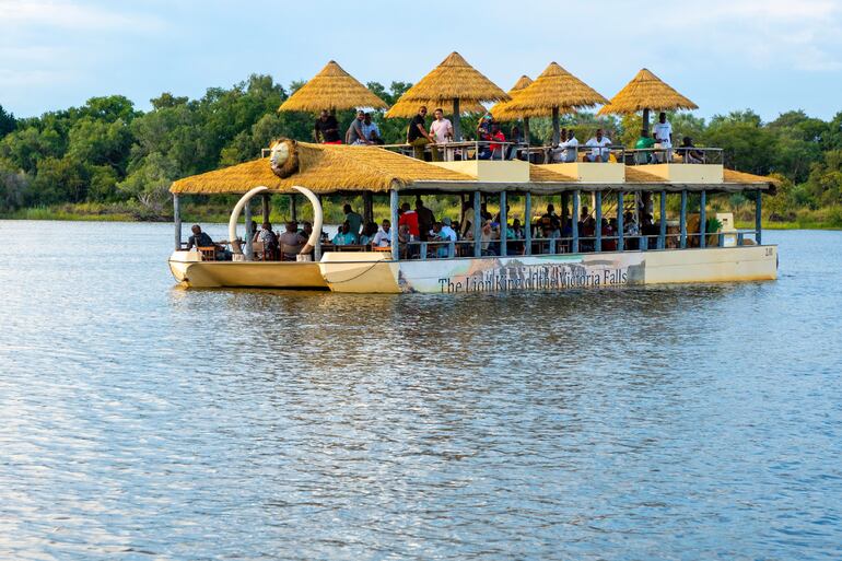El barco turístico del Rey León en el río Zambezi.