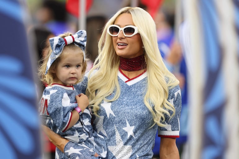 La socialité y empresaria Paris Hilton con su hija London Hilton-Reum. (Jamie Squire/Getty Images/AFP)
