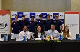 Presentación de la serie por Copa Davis entre Paraguay y Rumania, este miércoles en el Club Internacional de Tenis (CIT), donde el viernes y sábado se disputarán los partidos de singles y dobles. Tras la mesa, el equipo con Daniel Vallejo, Hernando Escurra, Santino Núñez, Martín Vergada del Puerto, los capitanes Paulo Carvallo y Gustavo Ramírez.