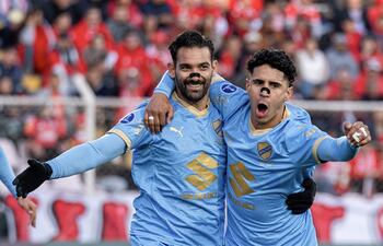 Martín Cauteruccio (i) y Daniel Cataño de Bolívar celebran un gol, durante el partido de vuelta de octavos de final de la Copa Sudamericana, entre Cienciano y Bolívar, en el estadio Inca Garcilaso, en Cusco (Perú).