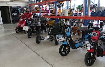 Kevin Gotze muestra diversos modelos de motocicletas eléctricas en el showroom de Gotze Ingeniería, en Fernando de la Mora.