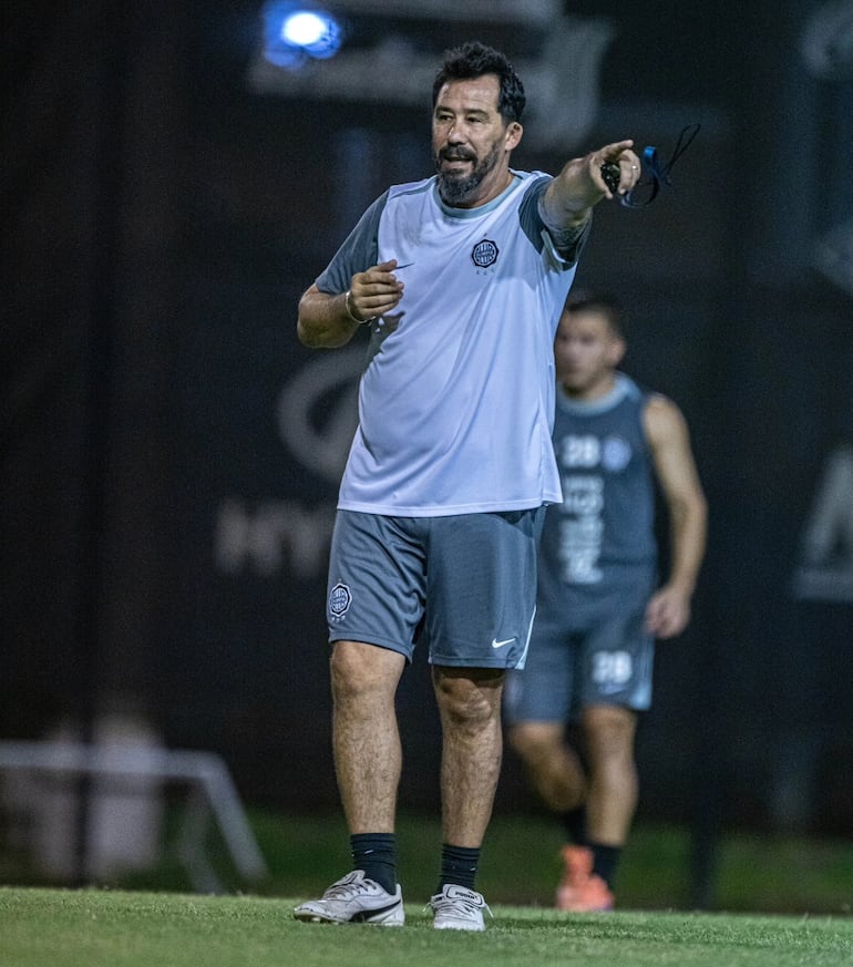 El entrenador argentino, Pablo "Vitamina" Sánchez dirigiendo la sesión de entrenamiento del plantel franjeado, en la sede de la Villa Olimpia, en Fernando de la Mora. (Foto: @elClubOlimpia)