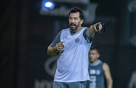 El entrenador argentino, Pablo "Vitamina" Sánchez dirigiendo la sesión de entrenamiento del plantel franjeado, en la sede de la Villa Olimpia, en Fernando de la Mora. (Foto: @elClubOlimpia)