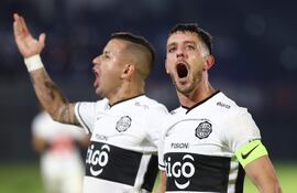 El uruguayo Alejandro Silva, futbolista de Olimpia, celebra un gol con Derlis González (d).