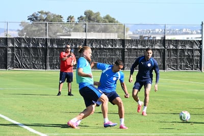 Fútbol reducido esta tarde en San José, llegan a la disputa del balón Isidro Pitta y Víctor Gustavo Velázquez, más al fondo Antonio Sanabria observa el cruce.