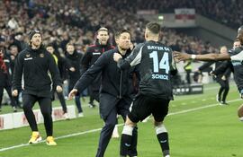 STUTTGART (Germany), 16/03/2025.- Patrik Schick of Leverkusen (R) celebrates with head coach Xabi Alonso after scoring the 3-4 goal during the German Bundesliga soccer match between VfB Stuttgart and Bayer 04 Leverkusen in Stuttgart, Germany, 16 March 2025. (Alemania) EFE/EPA/RONALD WITTEK CONDITIONS - ATTENTION: The DFL regulations prohibit any use of photographs as image sequences and/or quasi-video.