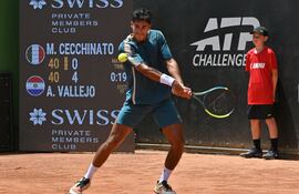 El paraguayo Daniel Vallejo arrancó con un triunfo contundente el ATP Challenger 75 Itajaí Open, en Brasil, donde se impuso este martes al italiano Marco Cecchinato, por 6/1 y 6/0.