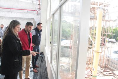 El intendente Óscar Nenecho Rodríguez y la directora de la terminal Sara Giménez, observan el avance de las obras.