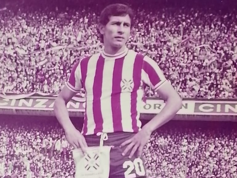 Jorge Insfrán con la camiseta de la selección paraguaya.