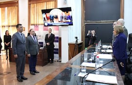 Momento en que la presidenta del JEM, Alicia Pucheta, tomaba juramento a los senadores Pedro Díaz Verón y Mario Varela.