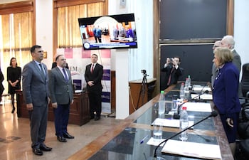 Momento en que la presidenta del JEM, Alicia Pucheta, tomaba juramento a los senadores Pedro Díaz Verón y Mario Varela.