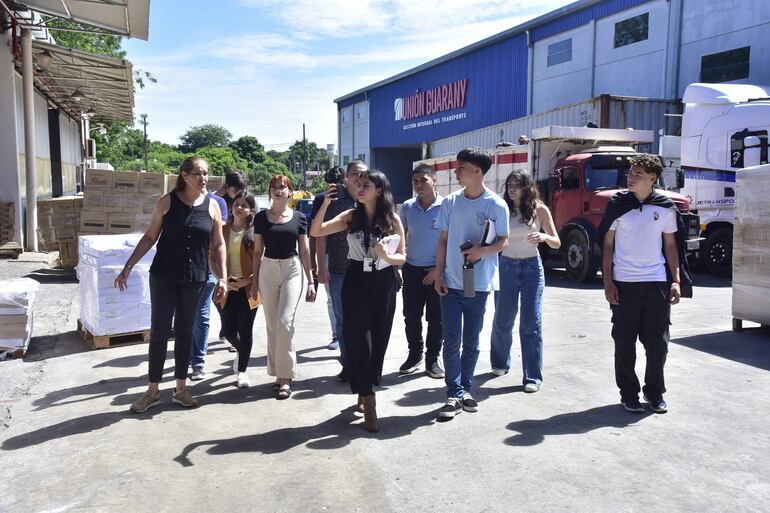 Estudiantes organizados recorrieron en el depósito de los kits escolares, a cargo de la empresa Unión Guarany, días antes del inicio de clases.