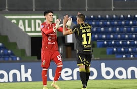 Óscar Toledo (i), arquero de Recoleta FC, durante la tanda de los penales en el partido frente a Nacional por la Fase Preliminar de la Copa Sudamericana 2026 en el estadio Defensores del Chaco, en Asunción, Paraguay.