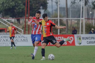 Fernando Antúnez, del Deportivo Santaní enfila el disparo ante la presecución de Sergio Sanabria. (Foto: APF)