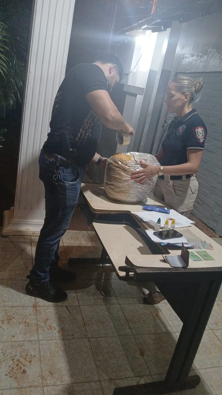 Investigan a presuntos propietarios de vehículo incautado con 8 kg de marihuana tras persecución en Itapúa