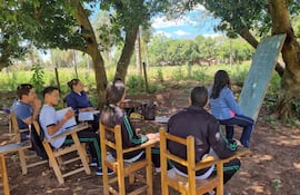 Alumnos de la escuela-colegio San Rafael desarrollan clases bajo los árboles