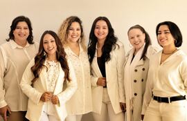 Seis músicas y cantantes conforman la Orquesta femenina Pasionaria, que se presentará este sábado en el Teatro Municipal de Asunción.