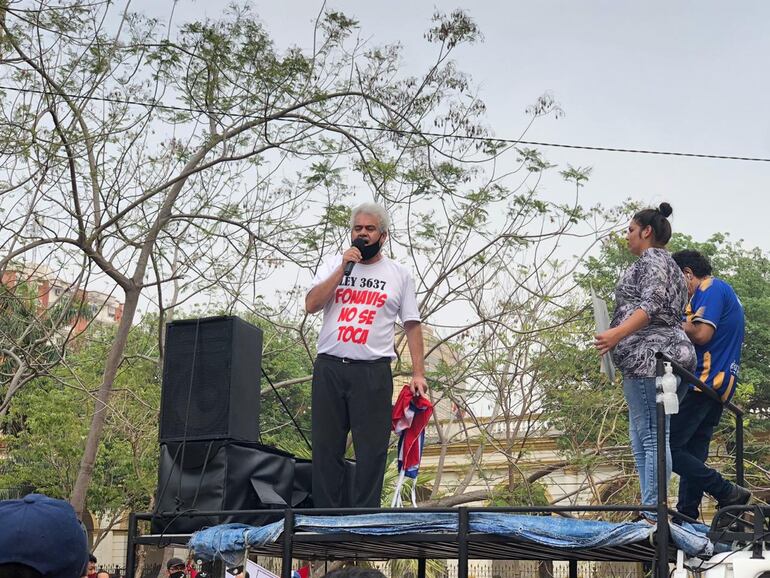Carlos Fleitas, uno de los voceros de las organizaciones sociales que se manifestaron frente al Congreso en apoyo a la gestión del ministro Dany Durand, criticado por el manejo discrecional de recursos públicos.