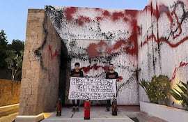 Activistas medioambientales de Futuro Vegetal han vandalizado este martes con pintura roja y negra la fachada de la mansión de Leo Messi en la isla española de Ibiza para denunciar la responsabilidad de los ricos en la crisis climática.
