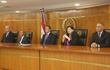 La ministra María Carolina Llanes Ocampos dirige un discurso a los nuevos jueces. Acompañada del presidente de la Corte, Alberto Martínez Simón, el ministro Manuel Ramírez Candia y el fiscal general Emiliano Rolón, y el ministro de la Defensa Pública, Javier Esquivel.