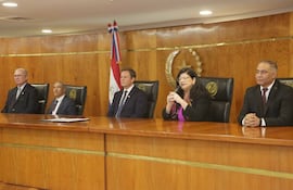 La ministra María Carolina Llanes Ocampos dirige un discurso a los nuevos jueces. Acompañada del presidente de la Corte, Alberto Martínez Simón, el ministro Manuel Ramírez Candia y el fiscal general Emiliano Rolón, y el ministro de la Defensa Pública, Javier Esquivel.