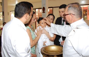 Matías, el hijo de Rubén Darío Orué y Lilian Reyes, recibió el sacramento del bautismo.