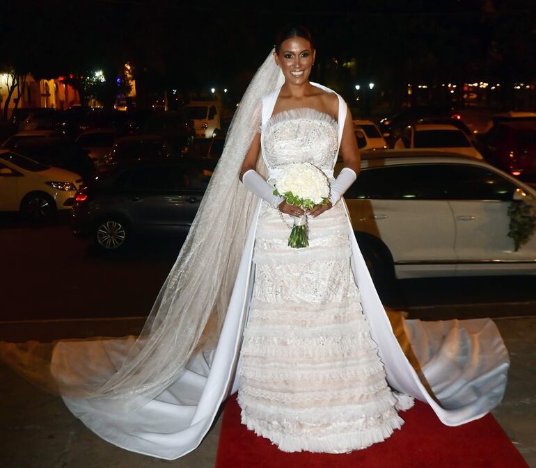 La novia lució un vestido diseñado por María Sonia Gauto y un delicado tocado. En sus manos llevó un ramo hecho por Just Flowers. Ella fue maquillada y peinada por Álvaro Ojeda y Rosalba Giménez.