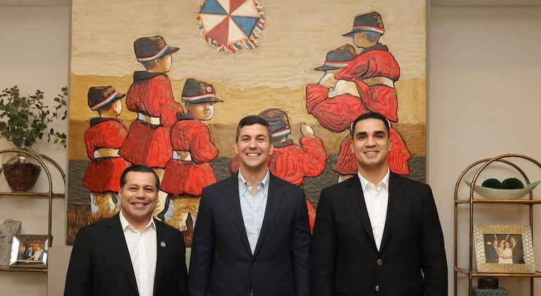 Félix Sosa, titular de la ANDE; Santiago Peña, presidente de la República; y Luifer Bernal, titular de la Essap.