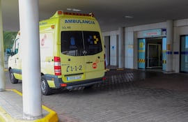 Una ambulancia en la puerta de Urgencias del Hospital Universitario Insular de Gran Canaria.