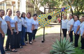 Artesanas en crochet rinden homenaje al insigne guitarrista Mangoré con una guitarra elaborada íntegramente en crochet, que incorpora la tradicional vincha de plumones característica del músico.