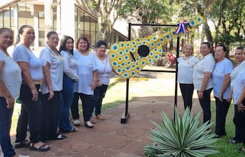 Artesanas en crochet rinden homenaje al insigne guitarrista Mangoré con una guitarra elaborada íntegramente en crochet, que incorpora la tradicional vincha de plumones característica del músico.