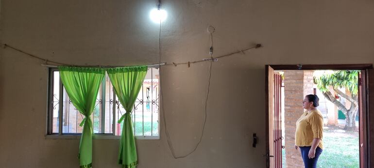 Con alargues hacen funcionar la iluminación.