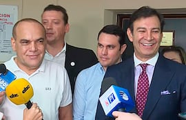 Hernán Rivas, rodeado de la bancada cartista que hoy volverá a blanquearlo en el Senado.