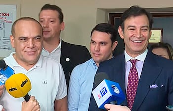 Hernán Rivas, rodeado de la bancada cartista que hoy volverá a blanquearlo en el Senado.