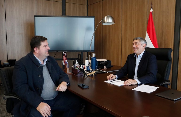El ministro de Educación, Luis Ramírez y el senador Patrick  Kemper, reunidos en el gabinete del titular del MEC.