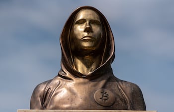 Budapest, Hungría, estatua en honor a Satoshi Nakamoto, el fundador secreto de Bitcoin.