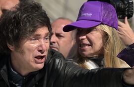 El presidente argentino, Javier Milei (i) y su hermana y secretaria general de la presidencia, Karina Milei.