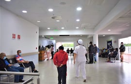 Pacientes de IPS Paraguarí se quejan porque no funciona la climatización de la sala de espera y consultorios por desperfectos del sistema eléctrico.