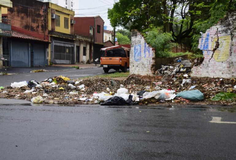 Esquina de Capitán Walter Gwynn y Antonio Ruiz de Arellano, donde además del problema de la basura, está el de la inseguridad. Adictos y marginales utilizan el terreno baldío como aguantadero.