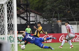 El juvenil de Guaraní César Eduardo Miño Amarilla (18 años) define por debajo del portero Federico Cristóforo (36) ante la mirada de Iván Torres (34), que se lamenta. Fue el primer gol del partido ayer en La Arboleda.