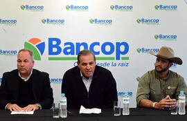 Michael Harder, presidente del directorio de Bancop, Dimas Ayala, gerente general de Bancop, y Martín Arce, gerente comercial de El Rodeo.