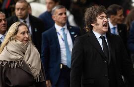 El presidente de Argentina, Javier Milei (d).